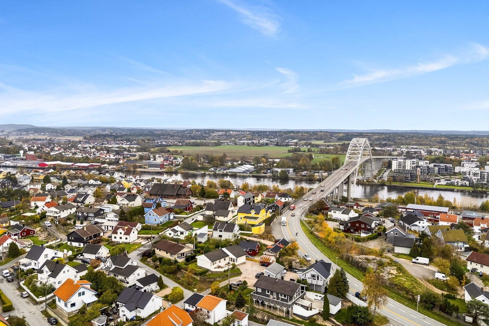 Kort vei til sentrum, dagligvare og offentlig kommunikasjon, samt barneskole, barnehager, ungdomsskole, videregående skole. Galleribilde
