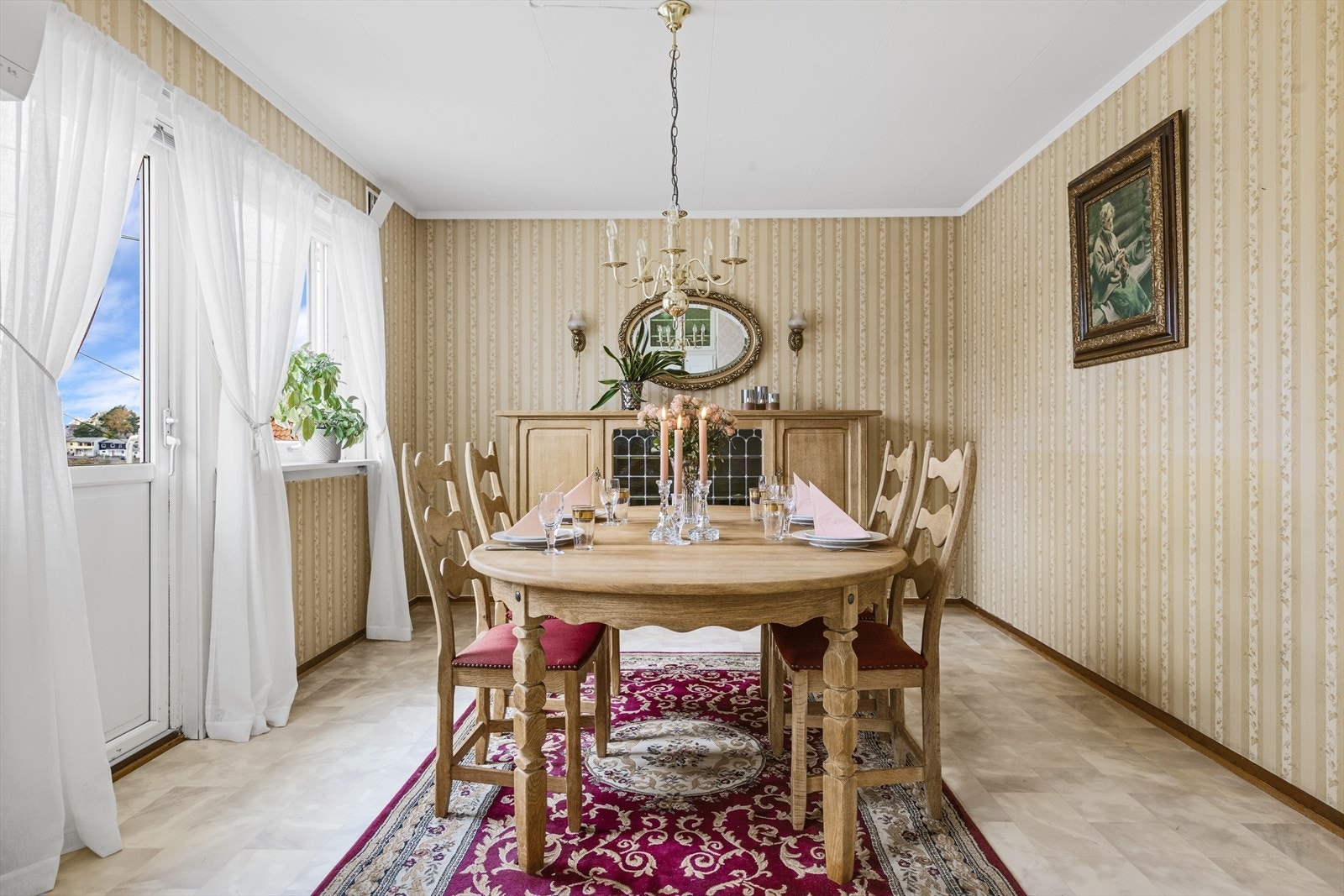 Det er det god plass til ønsket spisemøblement. Galleribilde