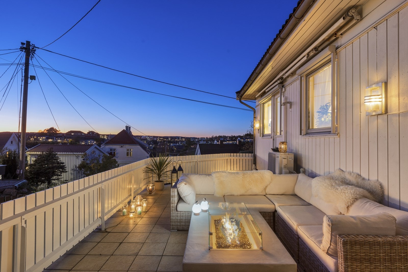 Verandaen er romslig og byr på flere møbleringsmuligheter. Galleribilde