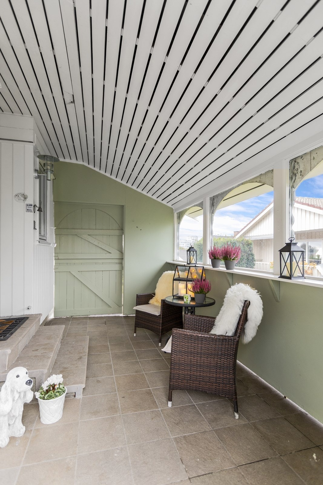 Velkommen inn! Et koselig inngangsparti som er både flislagt og overbygd. Galleribilde