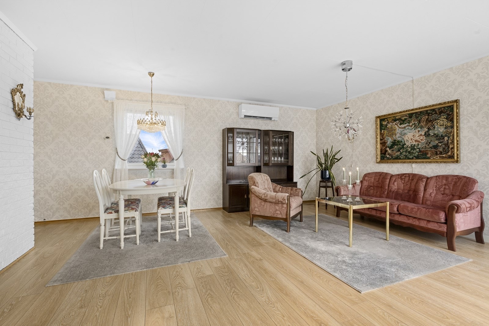 Det er god plass til sofa, TV-møblement og øvrig ønsket møblement. Varmepumpe montert på vegg. Galleribilde