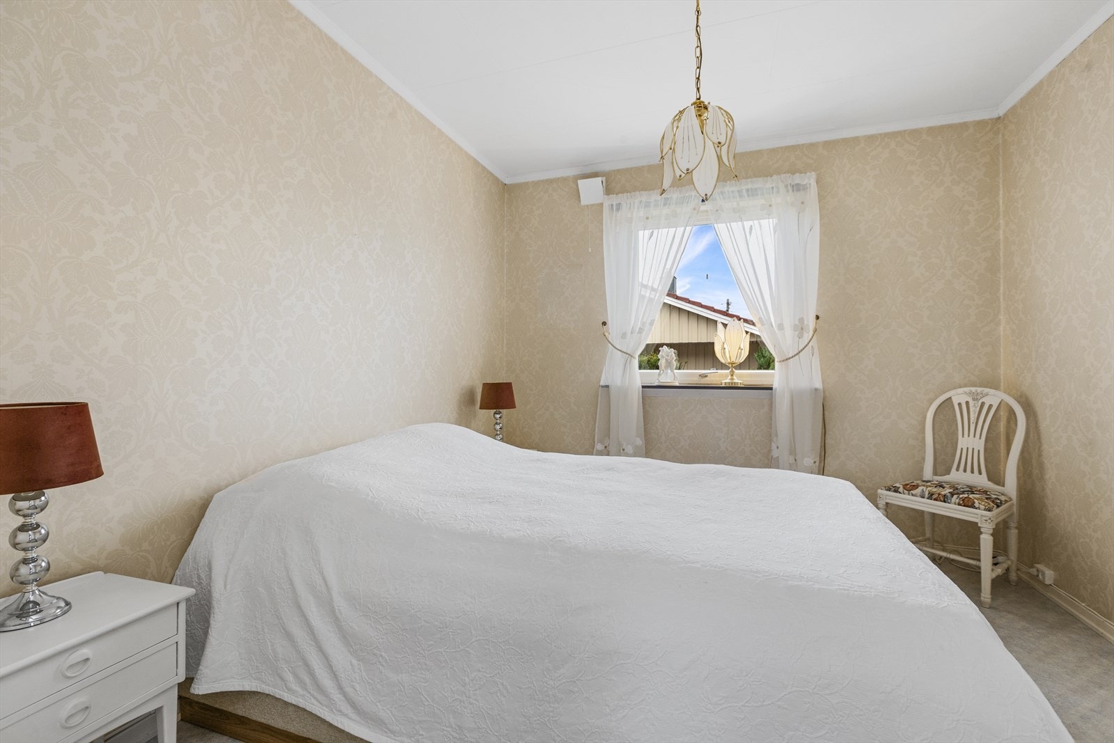 Soverom I har lyse fargevalg og god plass til stor seng, nattbord, garderobeløsning og øvrig ønsket møblement. Galleribilde