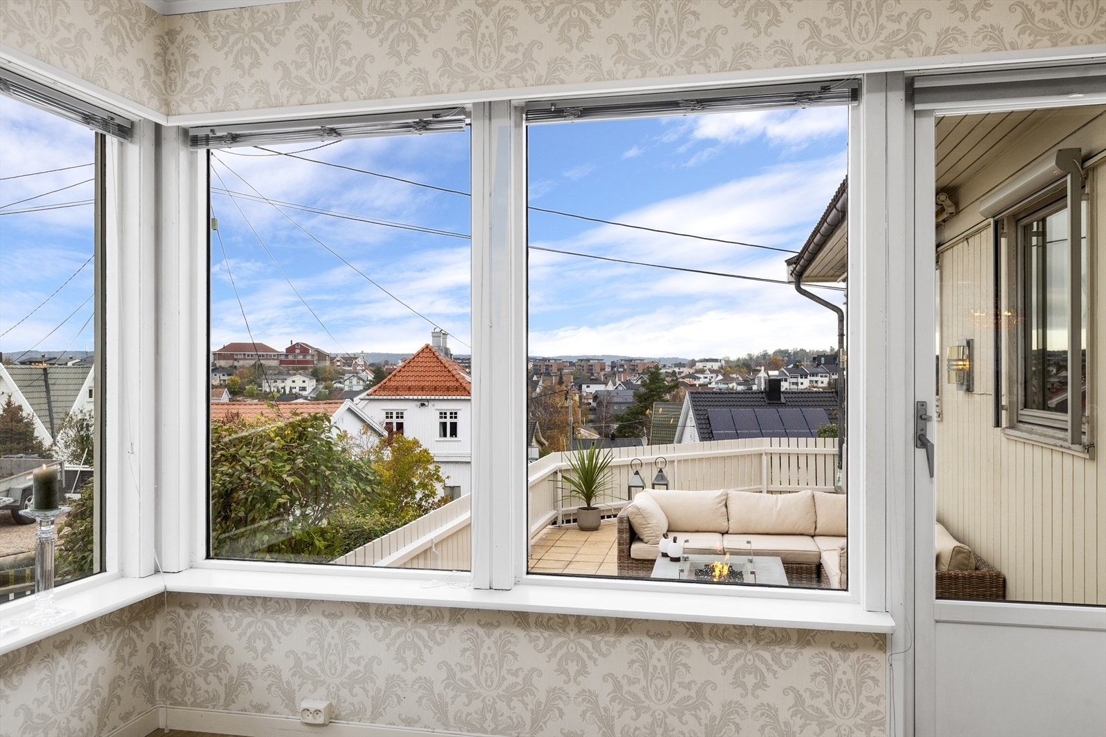 De store vindusflatene sørger for godt med naturlig lys, noe som skaper en god atmosfære. Galleribilde