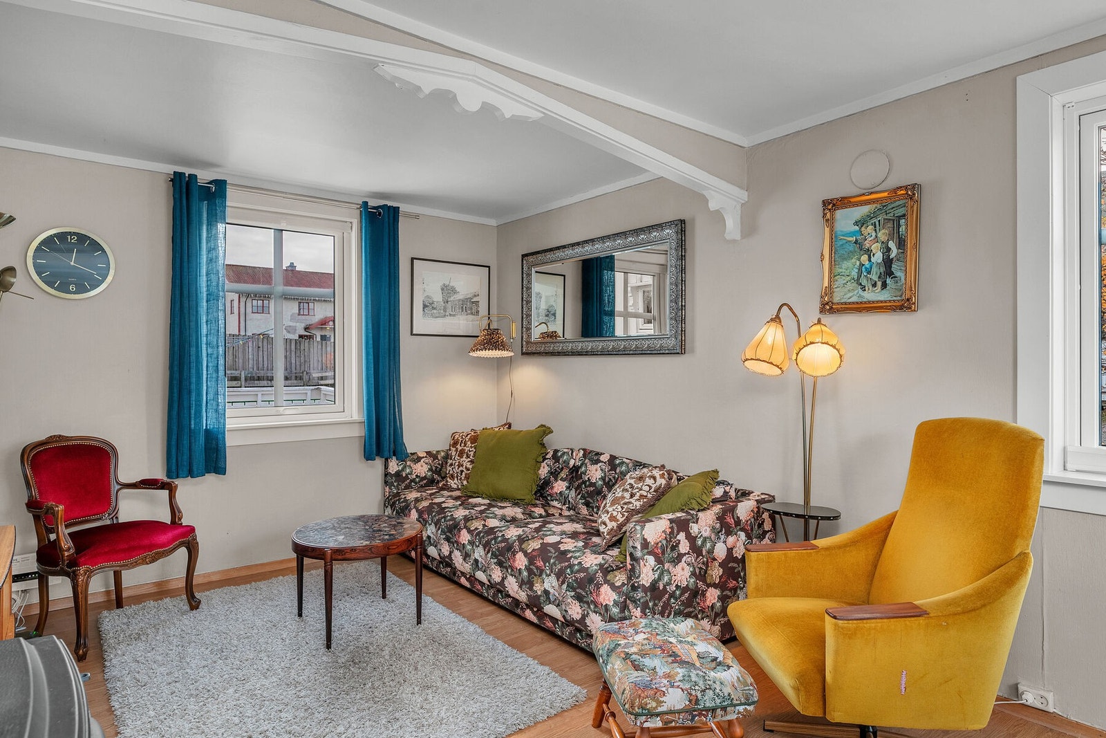 Koselig stue, malt i en lun og tidsriktig beige farge. Galleribilde