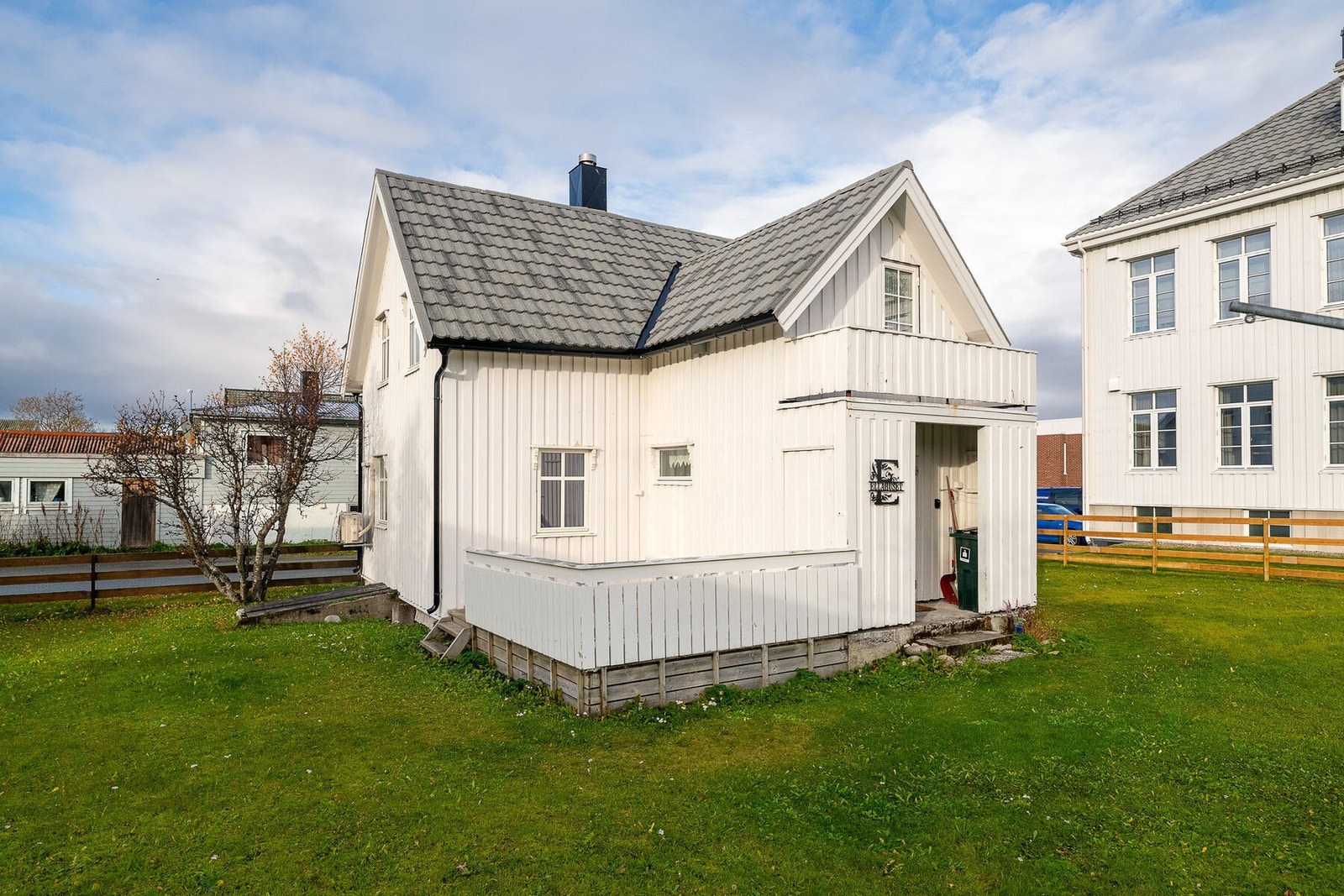 Boligen anses som velholdt med hensyn til alderen. Det kan bl.a. nevnes nytt tak, nye vinduer, ytterdør og balkongdør, nytt pipebeslag og nye vegger mot øst og sør fra 2019. Videre vedlikehold må likevel påregnes. Galleribilde