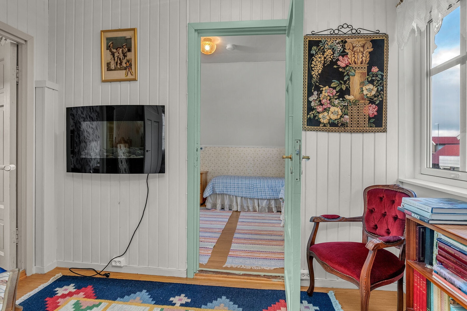 Mellomgang som leder til boligens tre soverom. Galleribilde