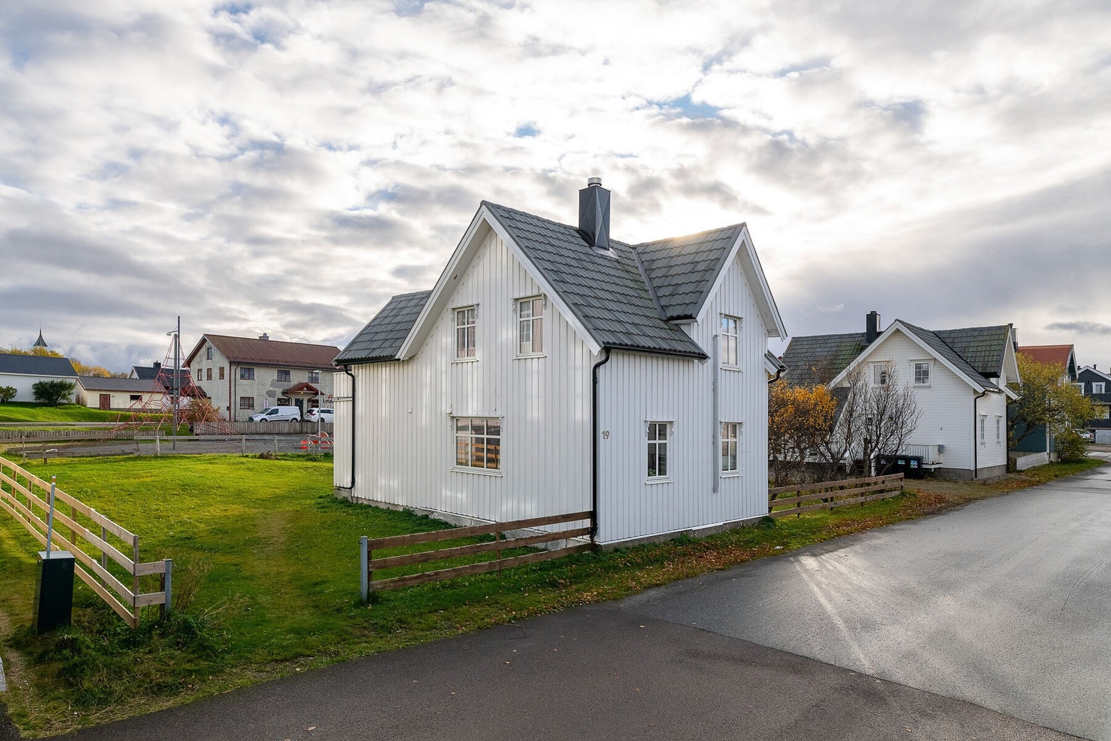 Det er ikke opparbeidet parkeringsplass, men det er parkeringsmulighet på grøntareal på tomten. Galleribilde