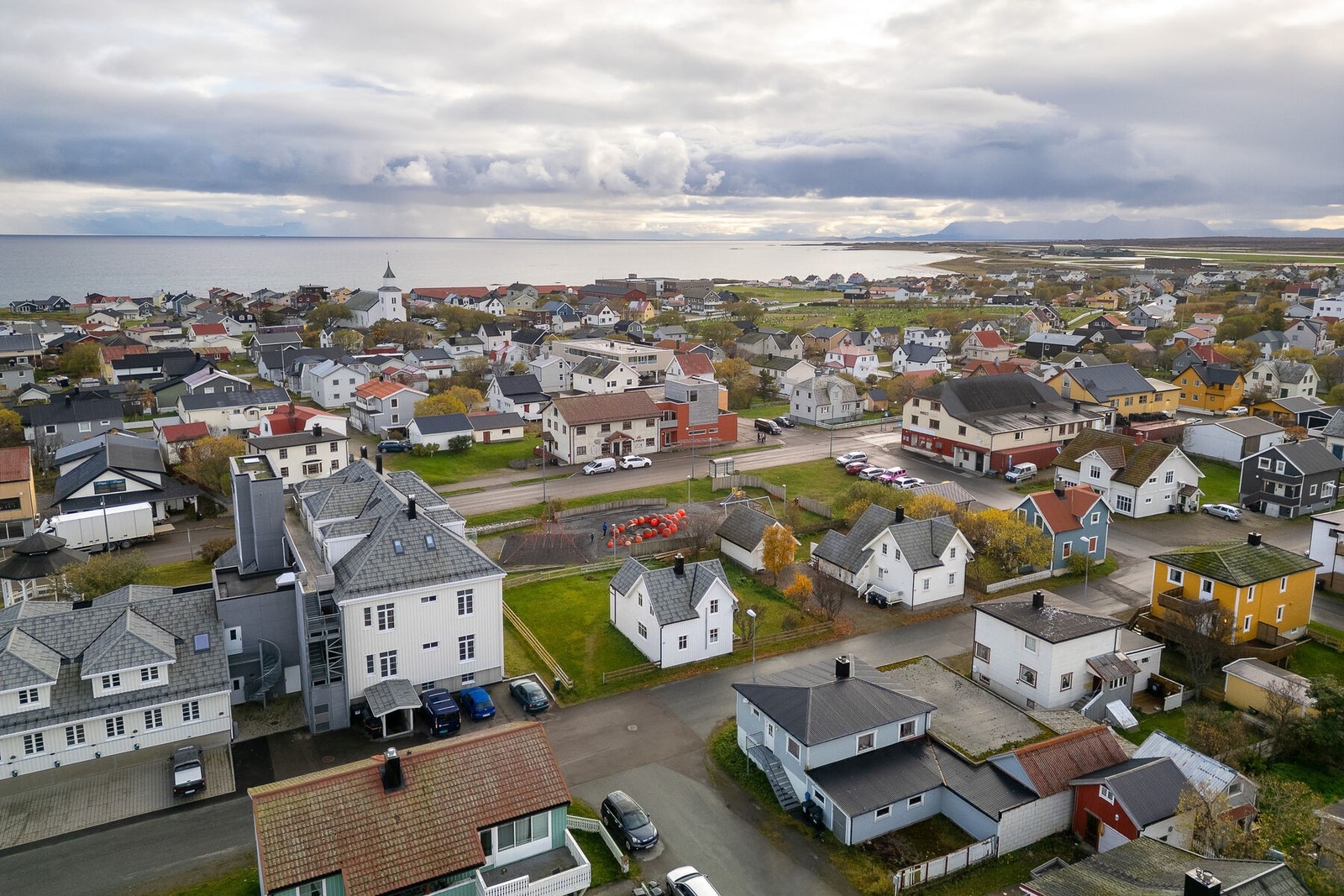 Herfra er det gangavstand til barnehage, skole, idrettsanlegg samt sentrum med service- og forretningstilbud. Galleribilde