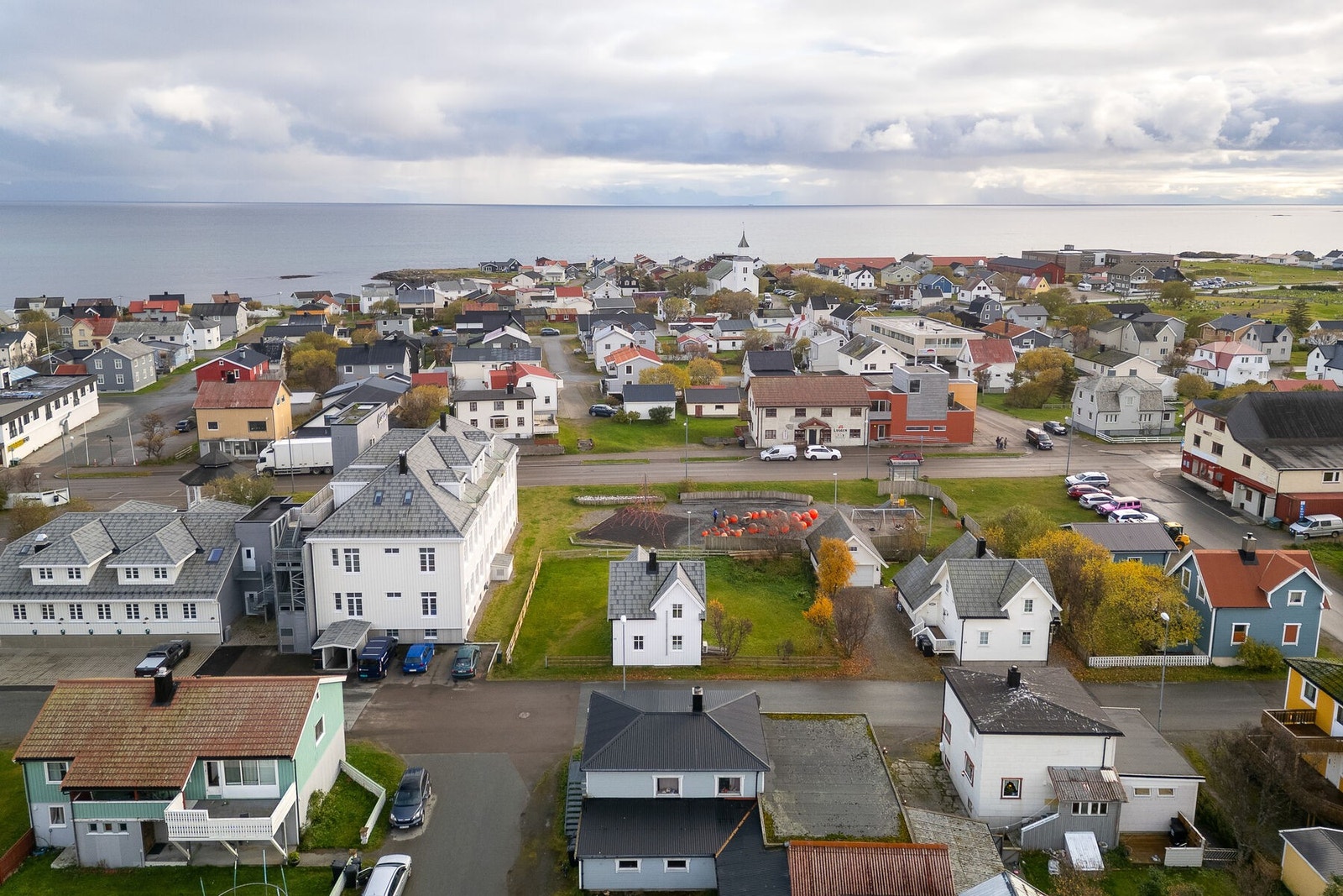 Boligen har vest- og sørvendte hovedfasader, med fri utsyn mot friområde i øst, som eiendommen også grenser til. Galleribilde