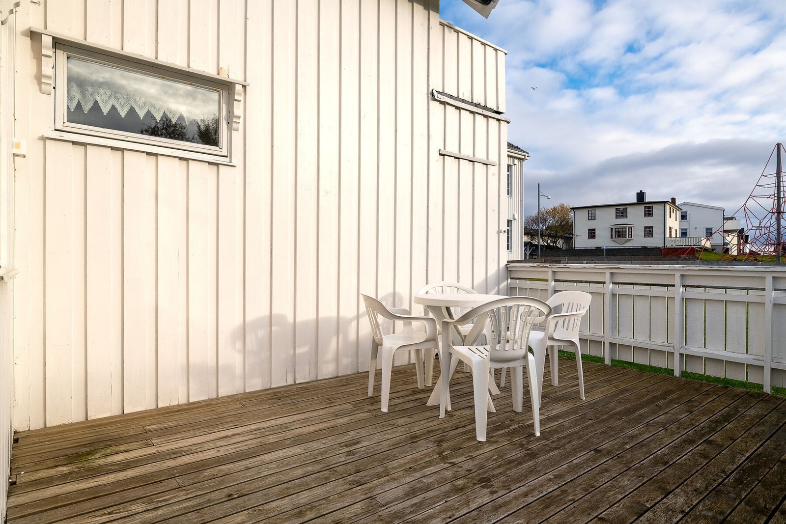 Sørvendt terrasse og østvendt balkong som lar deg nyte gode solforhold samt utsikt mot hagen. Galleribilde