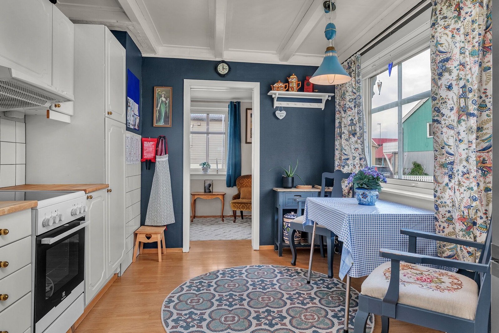 På kjøkkenet er det plass til et lite spisebord hvor morgenkaffen og frokosten kan nytes. Galleribilde