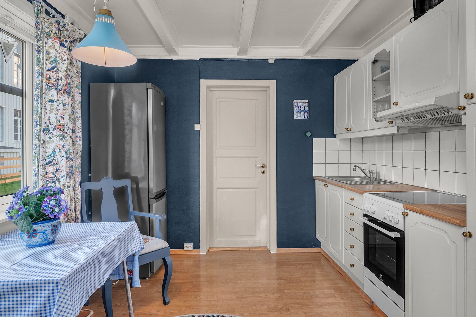 Entréen leder deg videre inn til kjøkkenet. Galleribilde