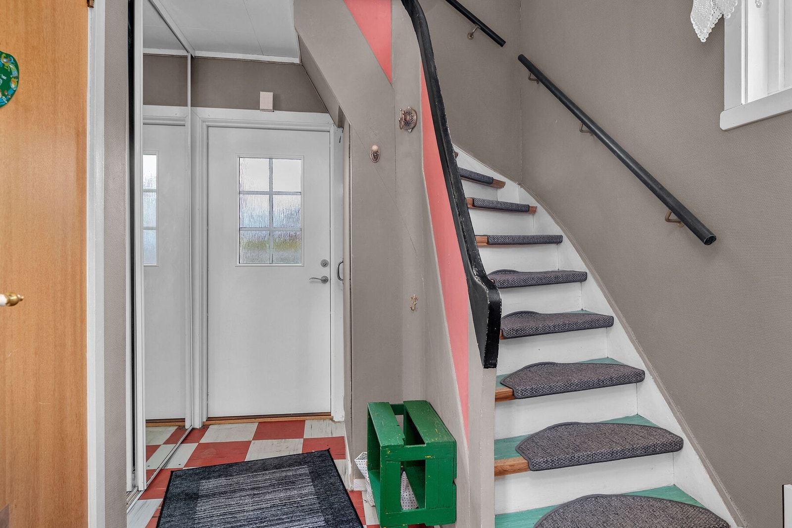 Entré med skyvedørsgarderobe. Galleribilde