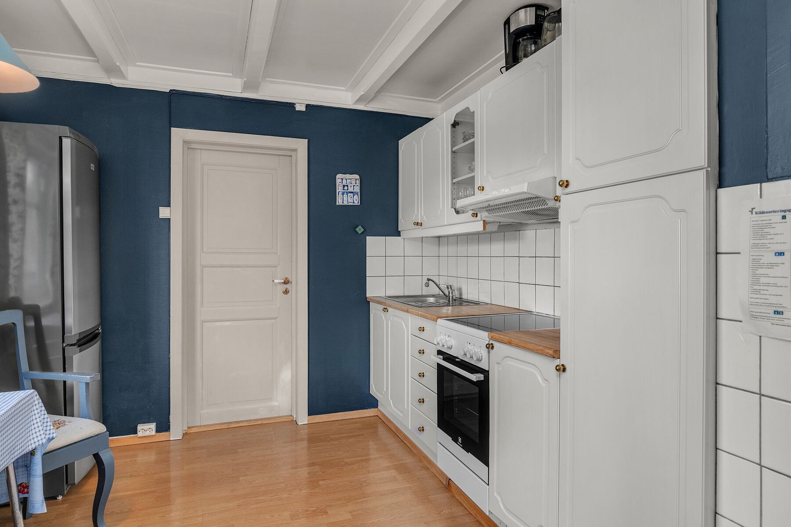 Kjøkkeninnredningen er utført med malte profilerte fronter, heltre benkeplate og opplegg for frittstående hvitevarer. Galleribilde