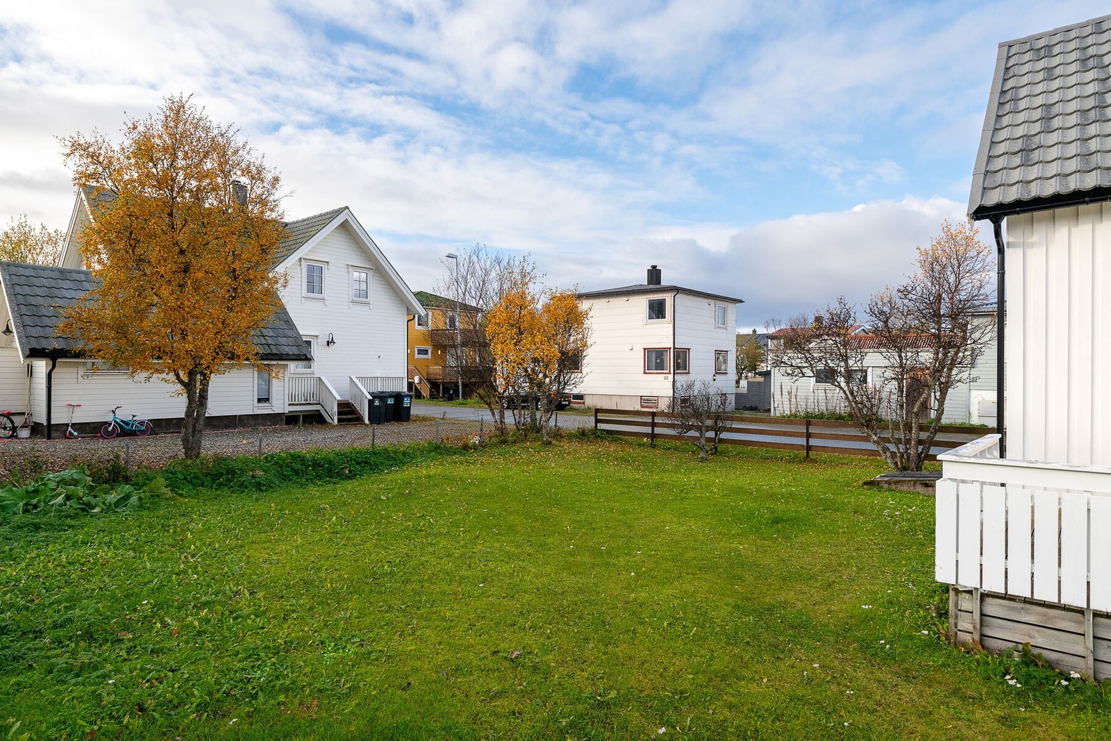 Romslig hage gir godt med boltreplass for store og små. Galleribilde