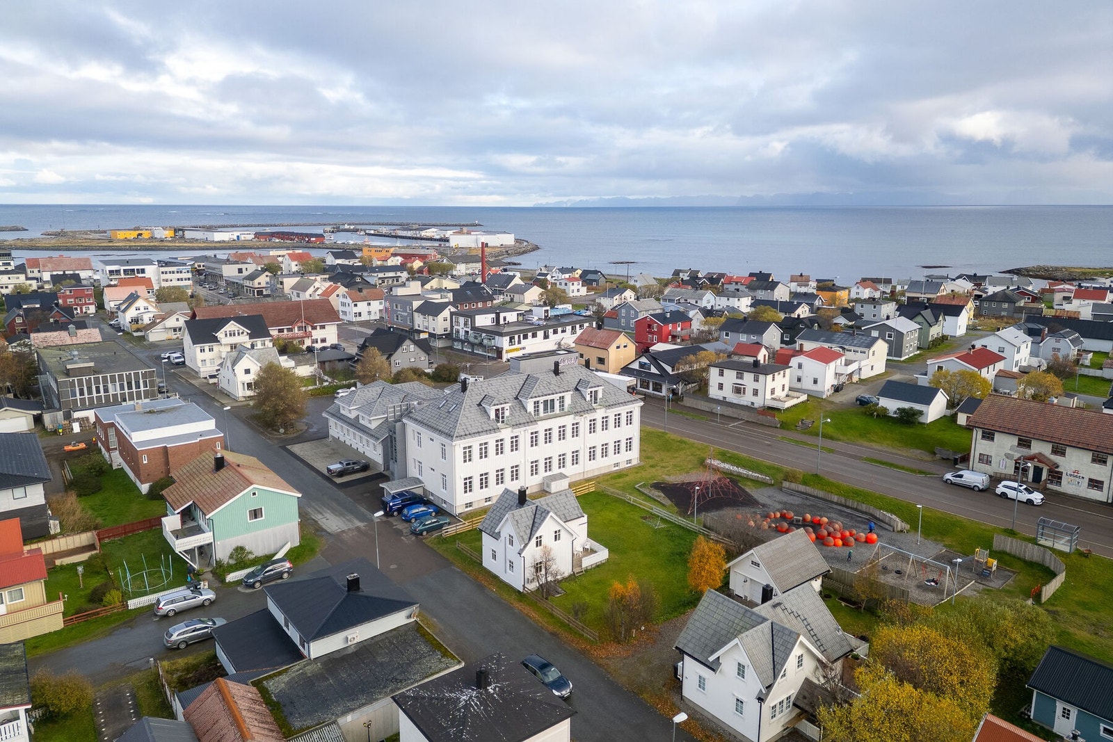 Eiendommen ligger i flatt terreng, i etablert boligområde sentralt i Andenes sentrum. Galleribilde