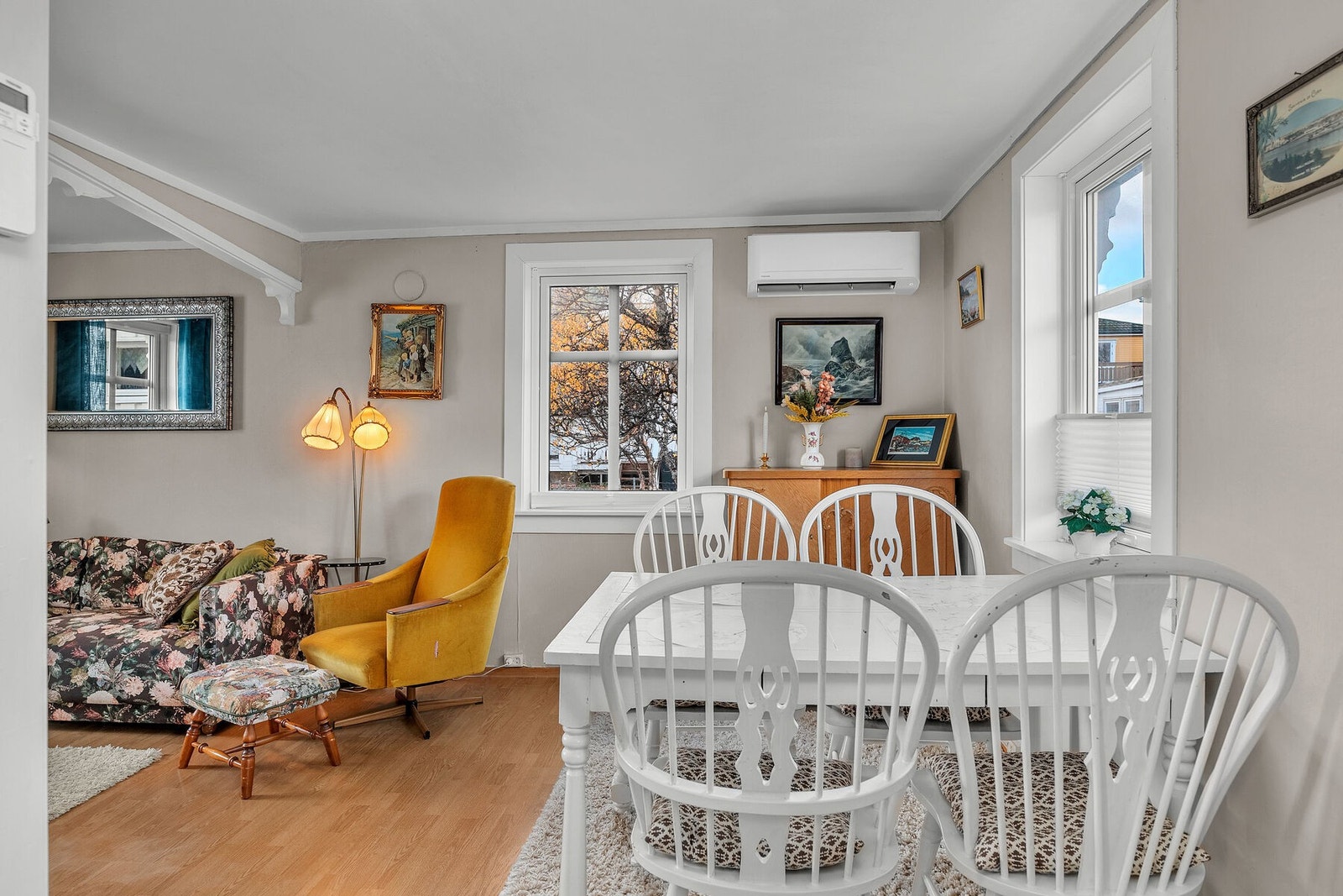 Boligen holder jevn og god innetemperatur med både vedfyring, varmepumpe og strøm som oppvarmingskilder. Galleribilde