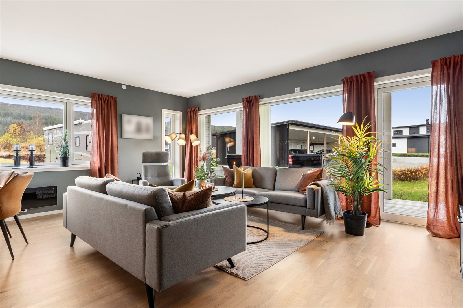 Leiligheten har en gjennomtenkt planløsning som gir både gode bevegelseslinjer og fleksible møbleringsmuligheter. Galleribilde