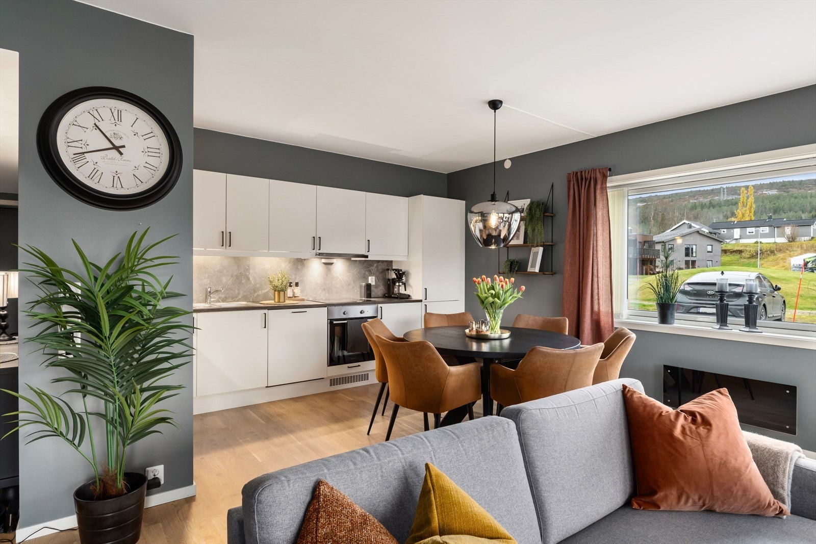 Som hjørneleilighet får du ekstra vinduer som slipper inn rikelig med dagslys, noe som gir en åpen, lys og innbydende romfølelse. Galleribilde