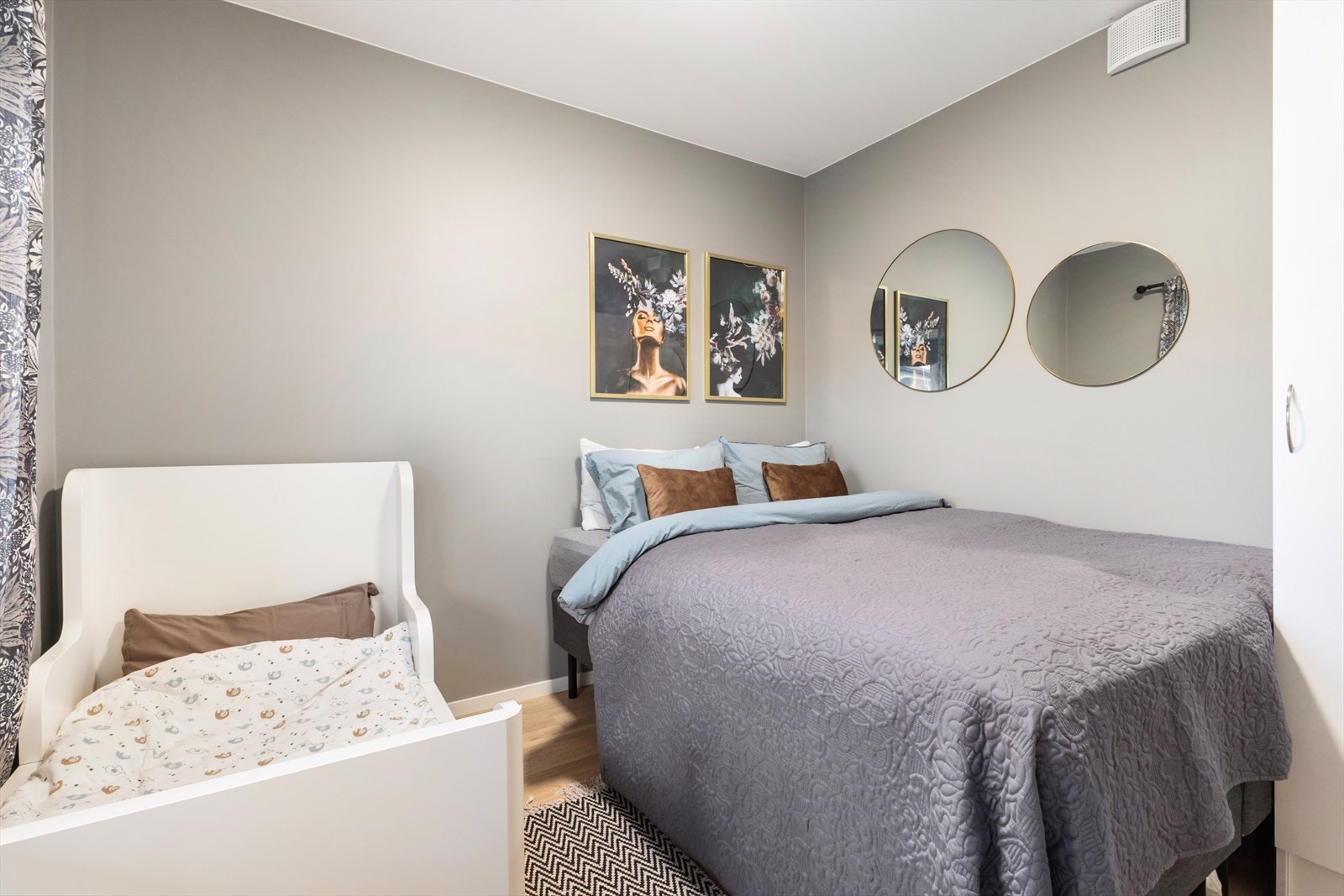 Leiligheten har hvitlasert eikeparkett i alle tørre rom. Flislagt inngangssone i entré , samt på bad og vaskerom. Det er satt opp garderobeskap på alle soverom. Galleribilde