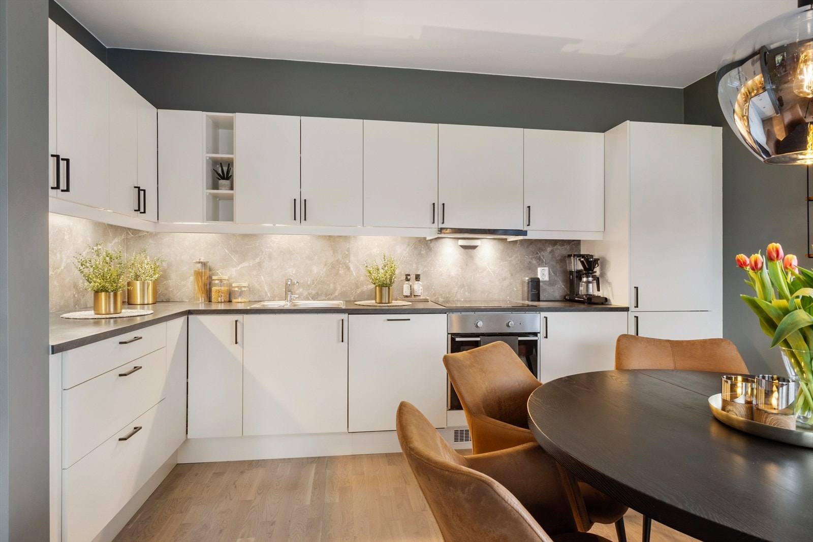 Delikat kjøkken som har godt med skapplass, integrerte hvitevarer og et stilrent og tidløst design. Galleribilde