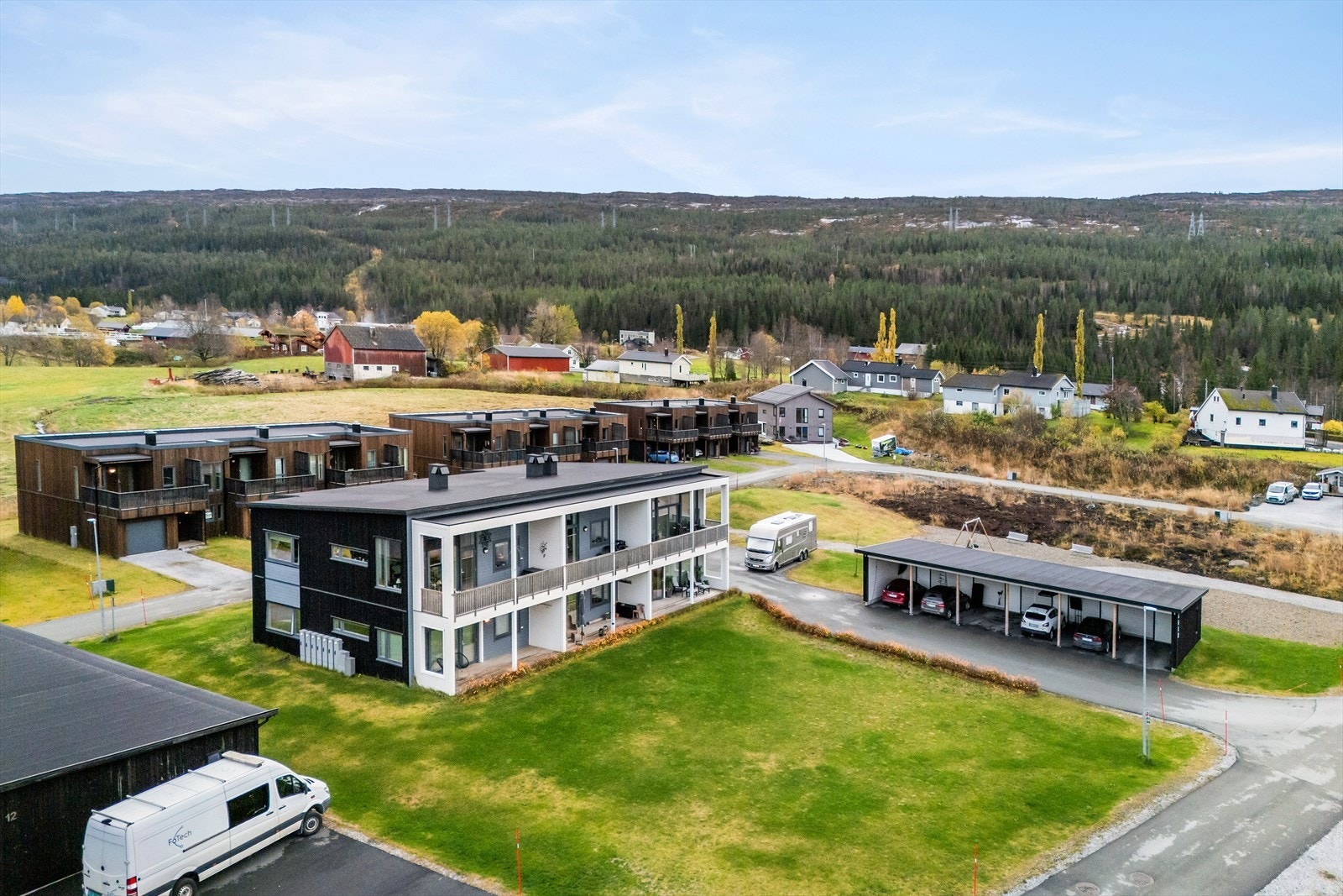 Med leiligheten får du egen parkeringsplass i felles carportrekke med sportsbod i bakkant - alt lettstelt og praktisk samlet. Galleribilde