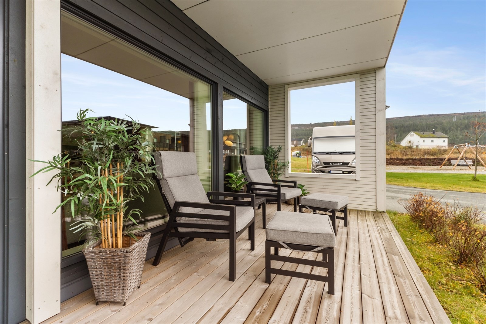 Romslig terrasse med gode solforhold og enkel adkomst til grøntarealer. Det er etablert to lekeplasser i boligparken. Galleribilde