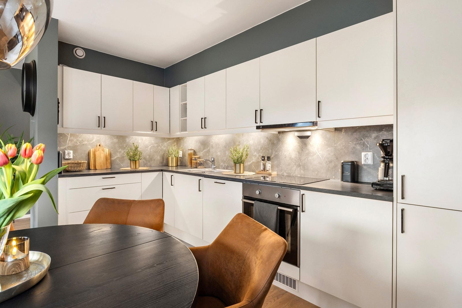 Klokkerhagen elvepark er et populært friluftsområde som ligger kun en kort spasertur fra leiligheten. Her får du blant annet tilgang til et variert og naturskjønt rekreasjonsområde med turstier, lekeplass, grillplass og badeplasser. Galleribilde