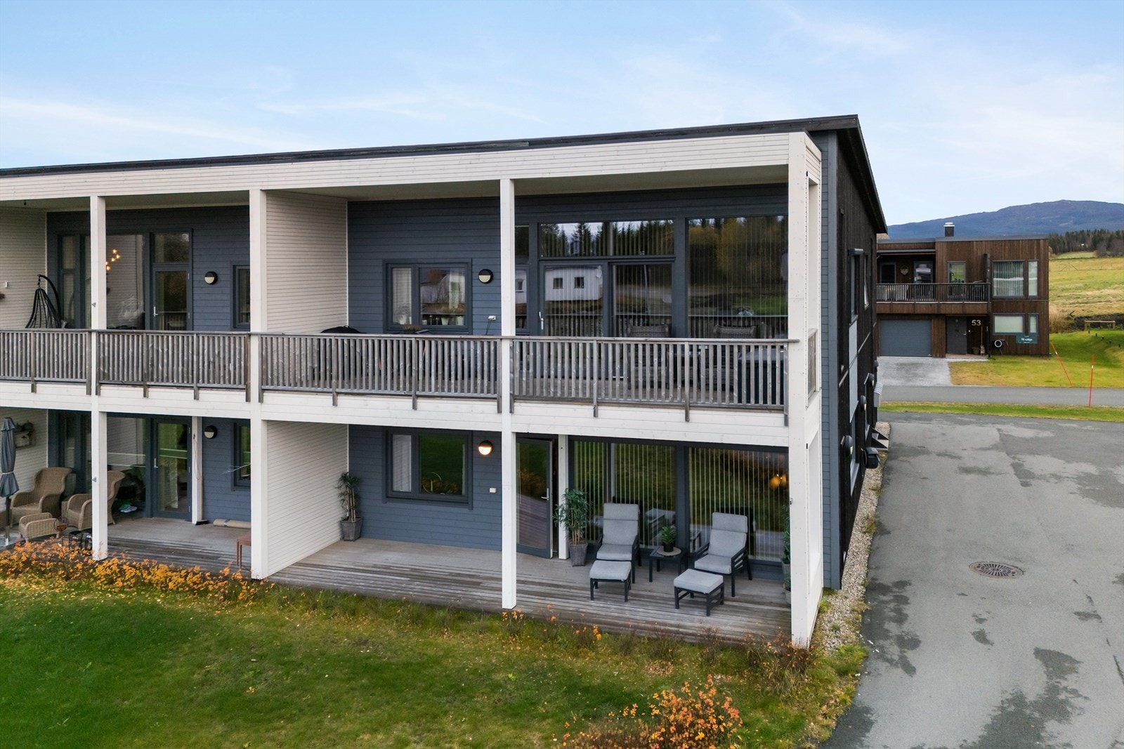 I Hammeren Boligpark får du en landlig og fredelig beliggenhet - du bor tett på naturen med mange turmuligheter, samtidig bor du kun en kort kjøretur til sentrum av Mo i Rana. Galleribilde