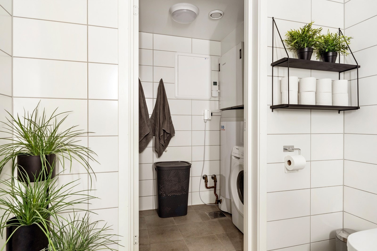 Fra badet er det adkomst til et eget vaskerom, hvor du også finner varmtvannsbereder, teknisk skap med rør-i-rør-system og ventilasjonsaggregat. Galleribilde