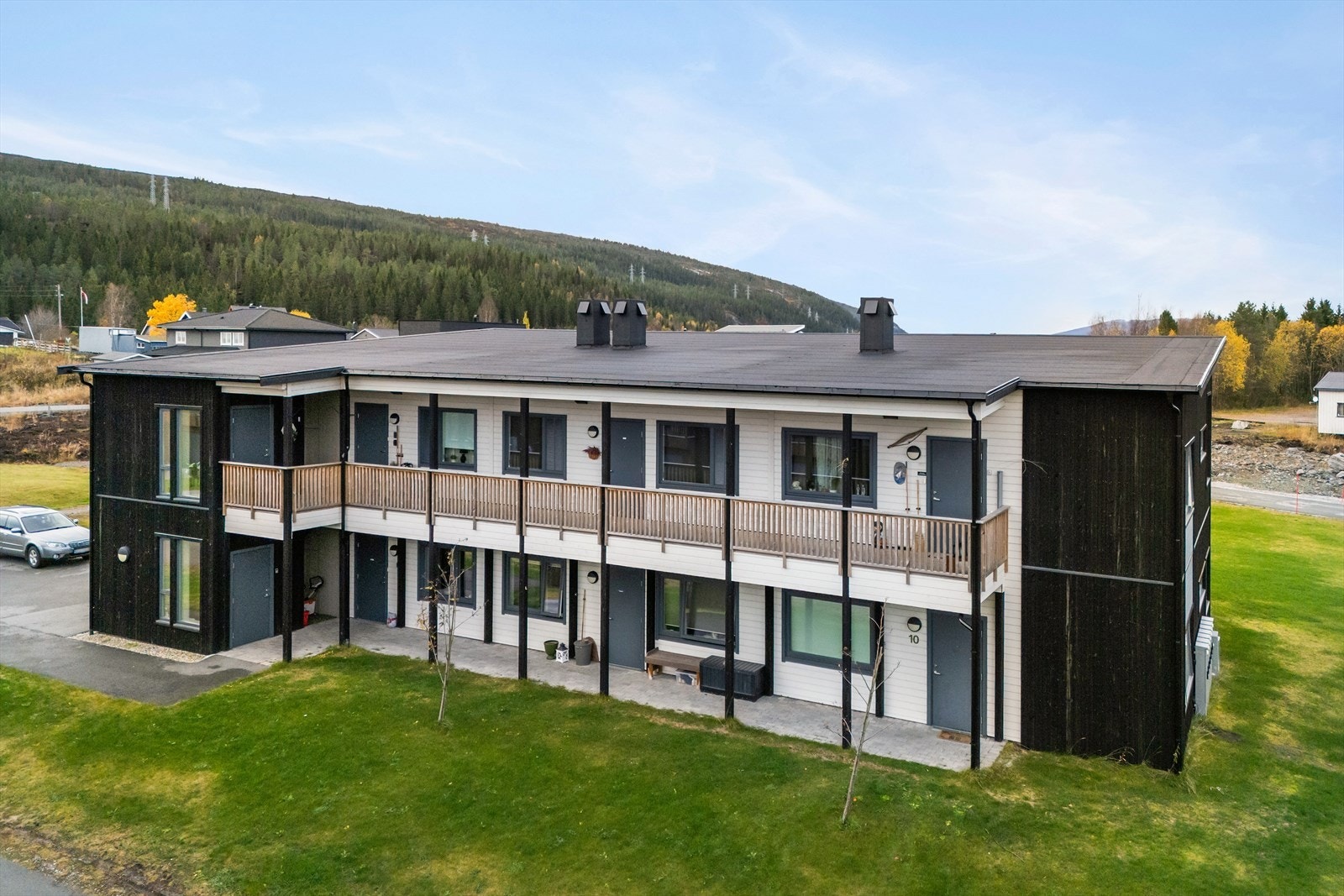 Bygget består av 6 leiligheter og har heis (løfteplattform). Det er kun to leiligheter av denne størrelsen og med 3 soverom. Galleribilde