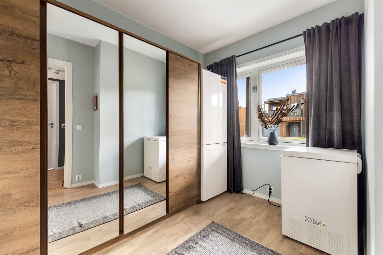 Har du ikke behov for tre soverom? Da kan ett av rommene enkelt innredes som hjemmekontor, TV-stue eller ekstra lagringsplass. Galleribilde