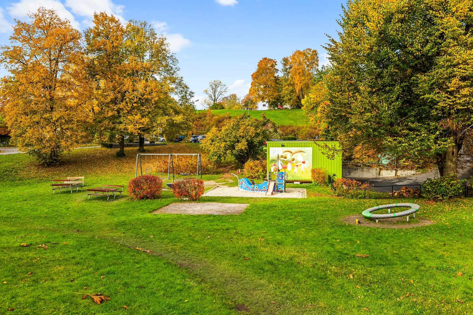 Leiligheten ligger i et barnevennlig og populært boområde med kort vei til skole, barnehage, kollektivtransport og flotte grøntområder Galleribilde