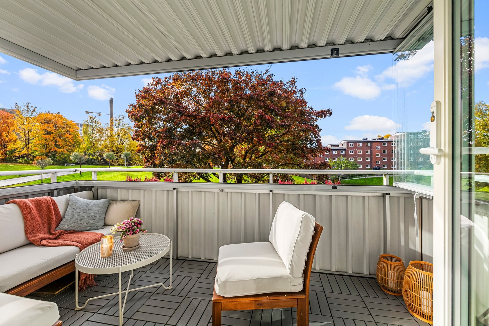 Utenfor venter den vestvendte innglassede balkongen på hele 8 kvm. Galleribilde