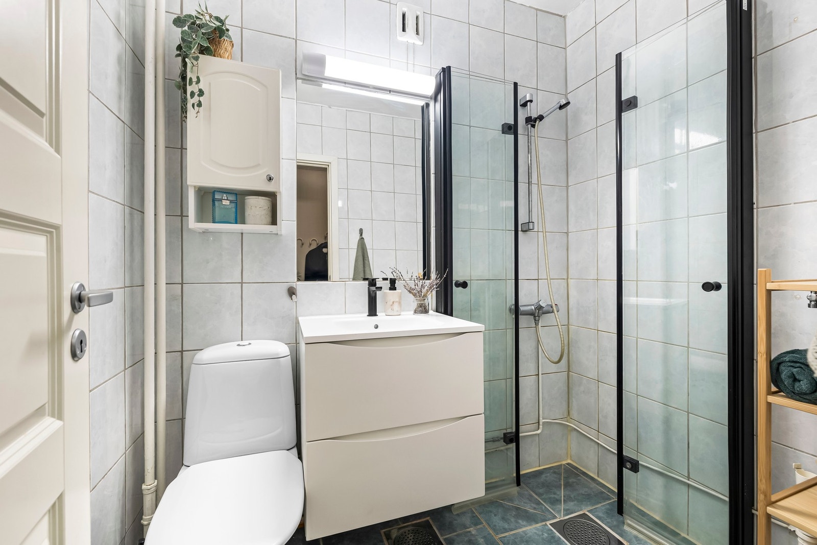 Badet ble pusset opp i 1994, med senere fornyet innredning, og har gulvvarme, fliser på gulv og vegger, dusjhjørne samt opplegg for vaskemaskin. Galleribilde