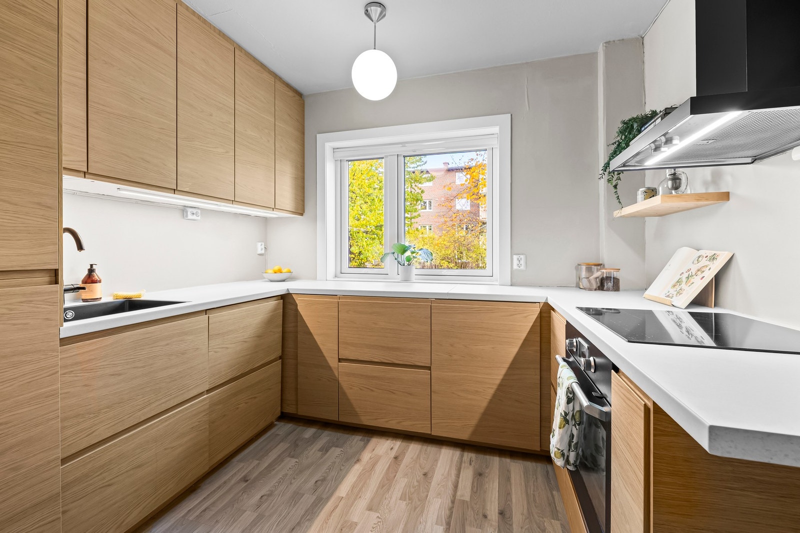 Kjøkkenet ligger separat og har et stilrent uttrykk fra IKEA (2023). Galleribilde