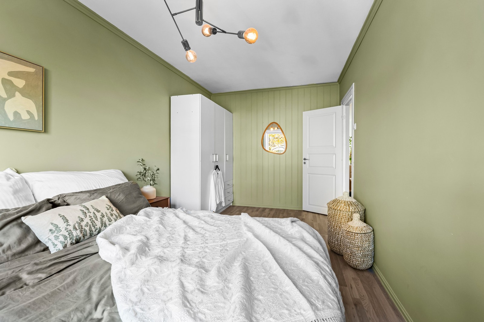 Hovedsoverommet rommer både dobbeltseng og nattbord, og garderobeskap som gir god oppbevaringsplass for klær. Galleribilde