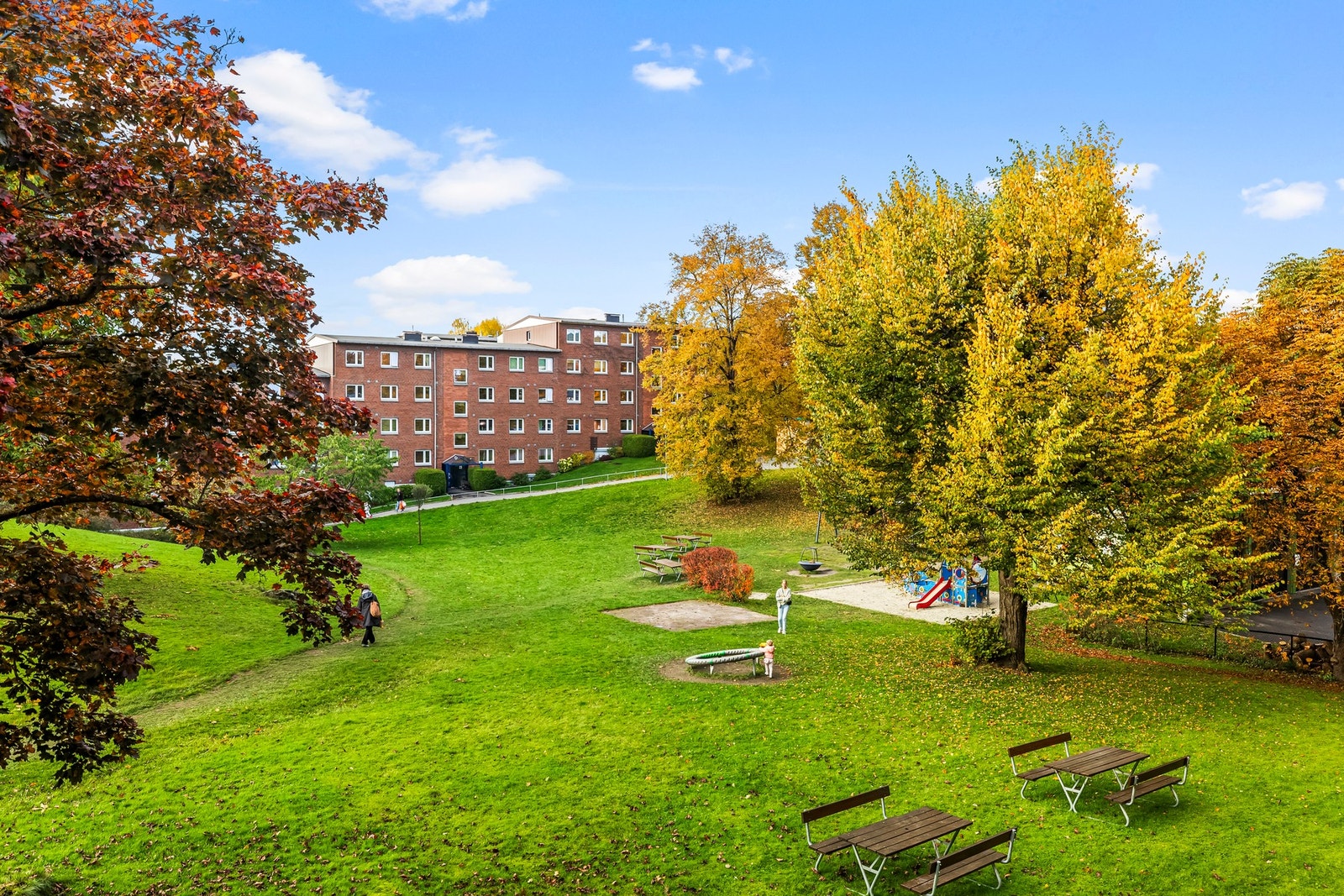 Der kan du nyte solrike ettermiddager med utsikt til den grønne nabolagsparken. Galleribilde