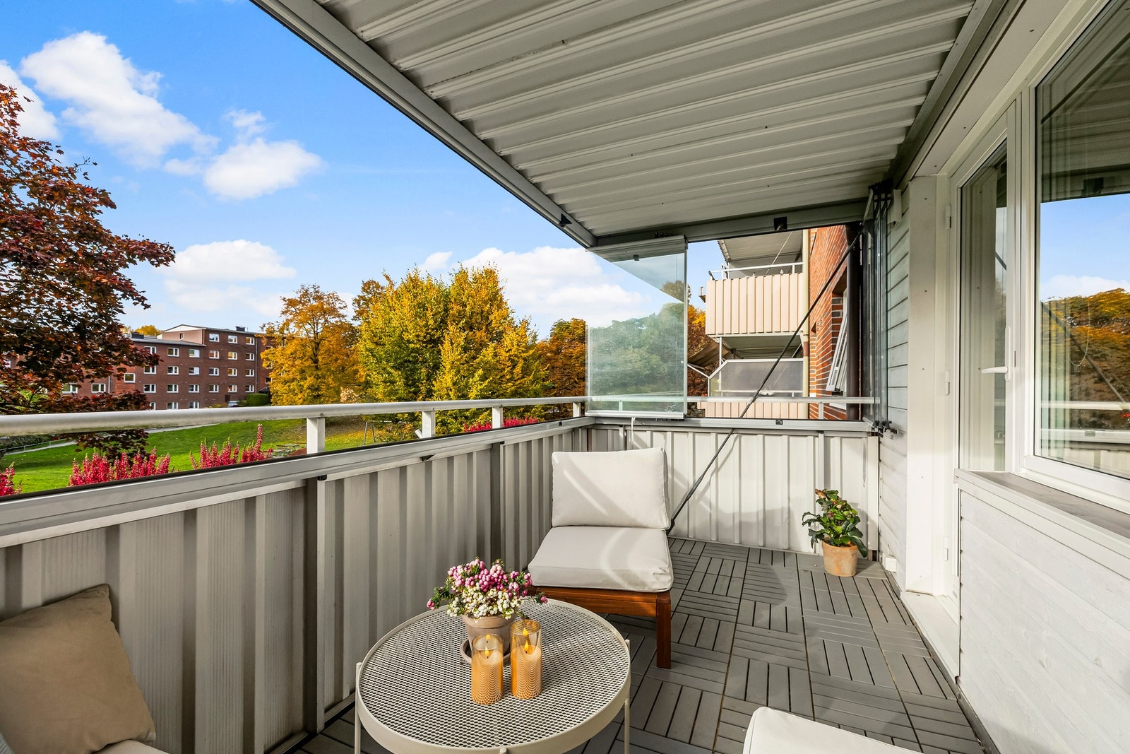 En ekstra stue under åpen - og lukket - himmel. Galleribilde