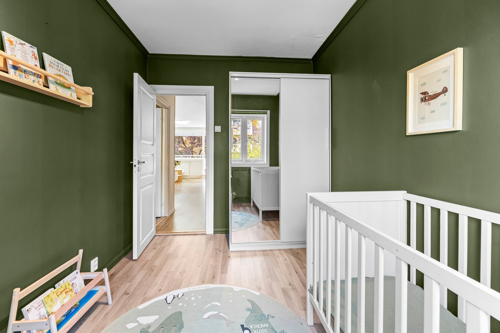 Også dette rommet har en praktisk garderobe. Galleribilde