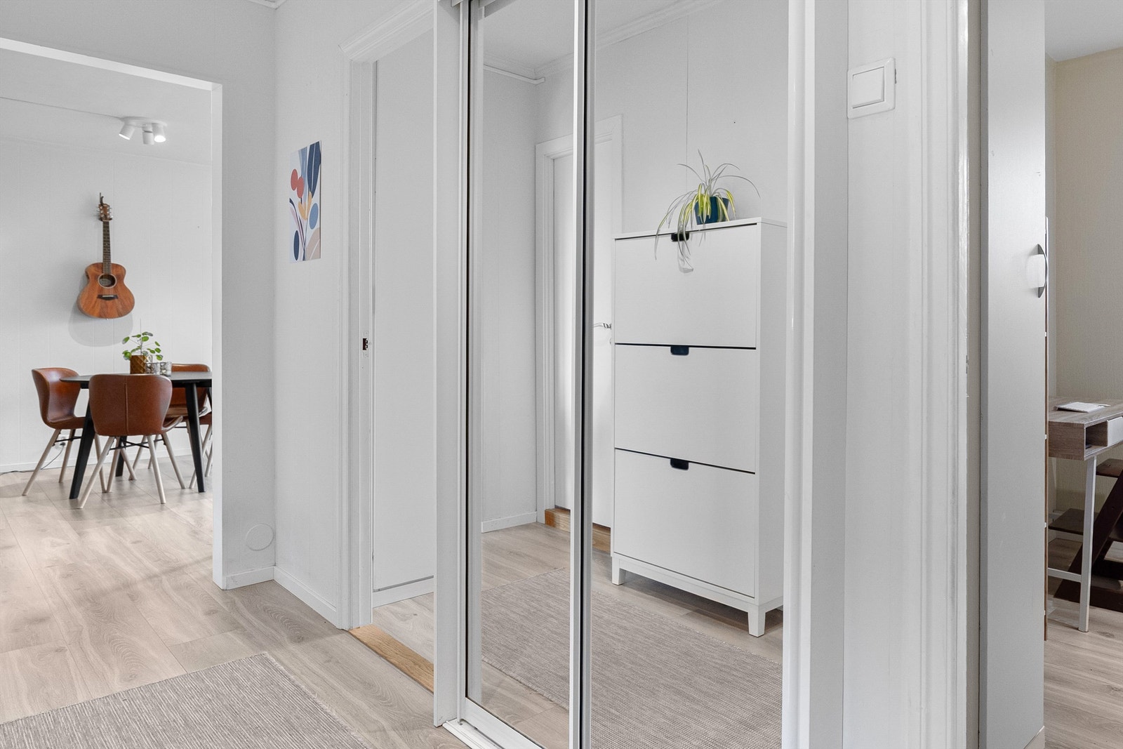 - Stor gang med tilkomst til bad, kjøkken og 2 soverom - Galleribilde