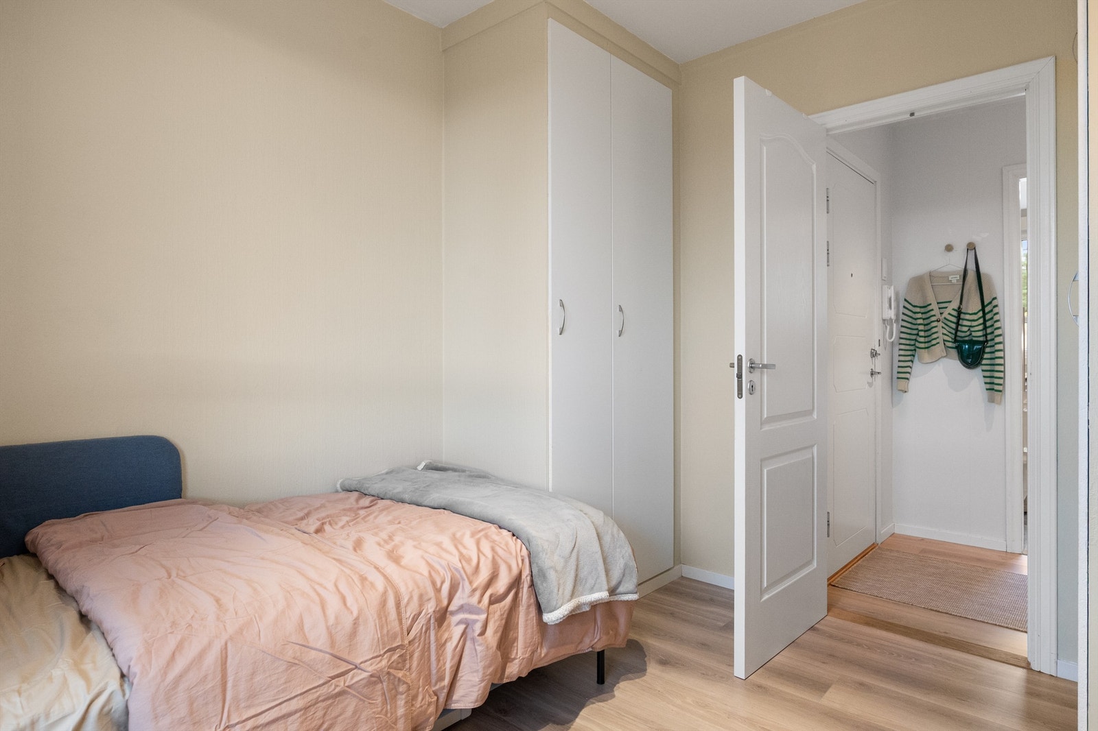- Innredet med 3 garderobeskap - Galleribilde
