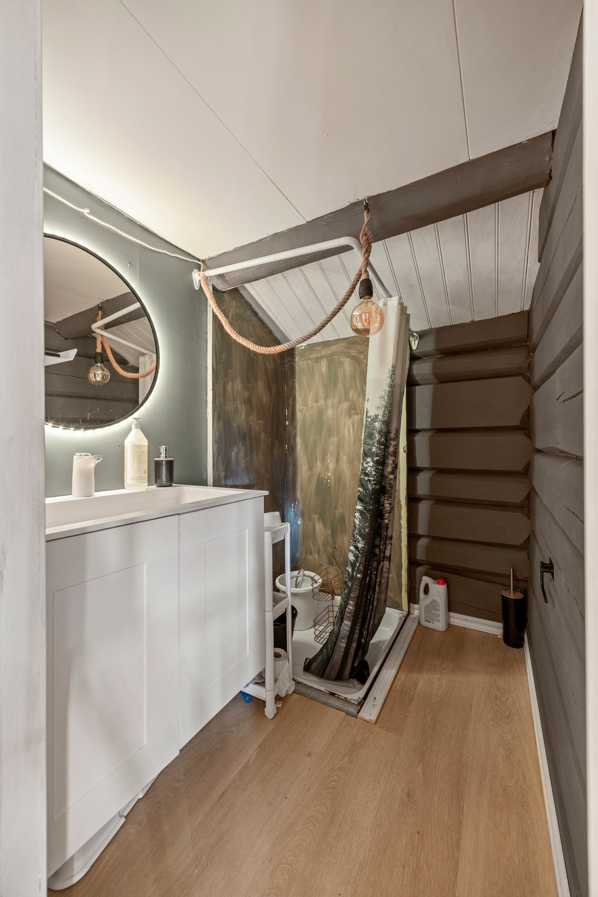 Bad - 2,5 kvm. Utstyrt med servantskap og fotpumpedusj. Galleribilde