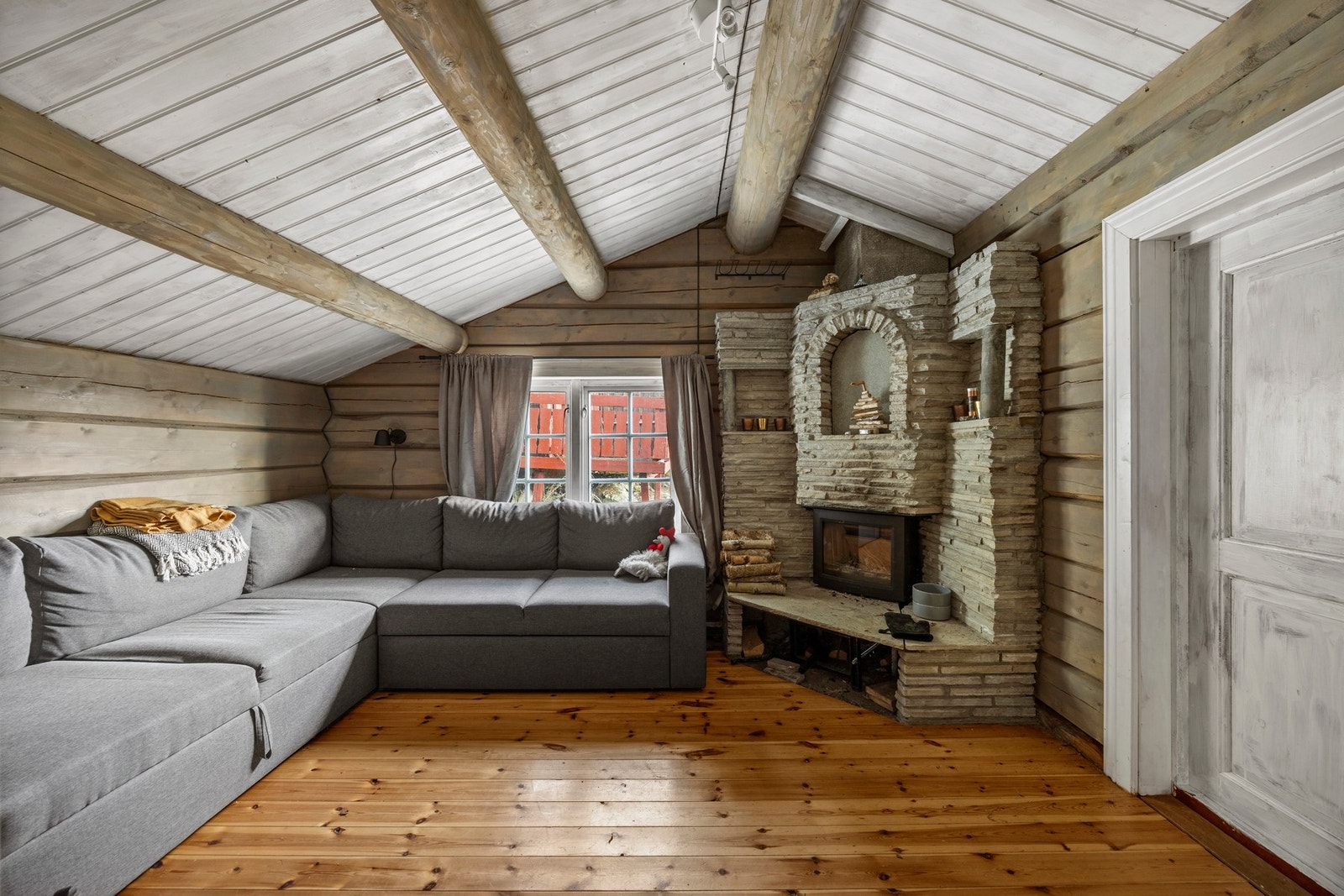 Tømmerdetaljene kommer pent til syne og gir et spennende særpreg til hytta! Galleribilde