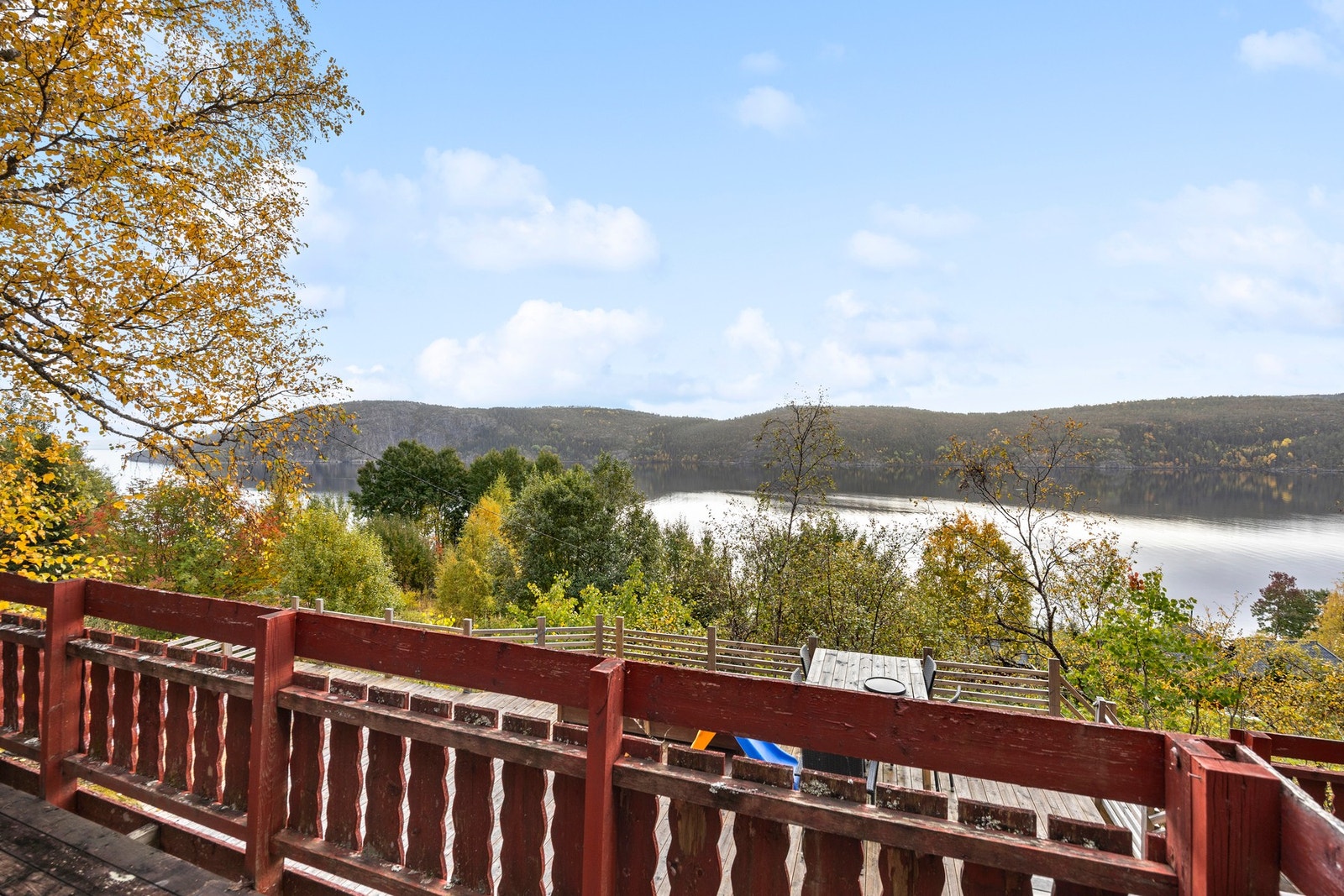 Utsikt fra terrasse ved uthus Galleribilde