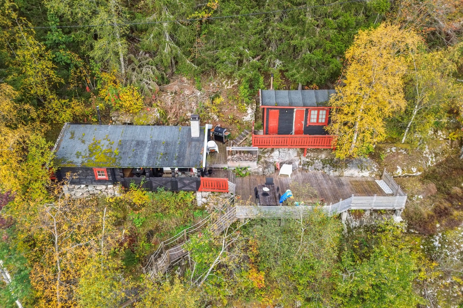 Terrasseområdet knytter hytte og uthus sammen Galleribilde
