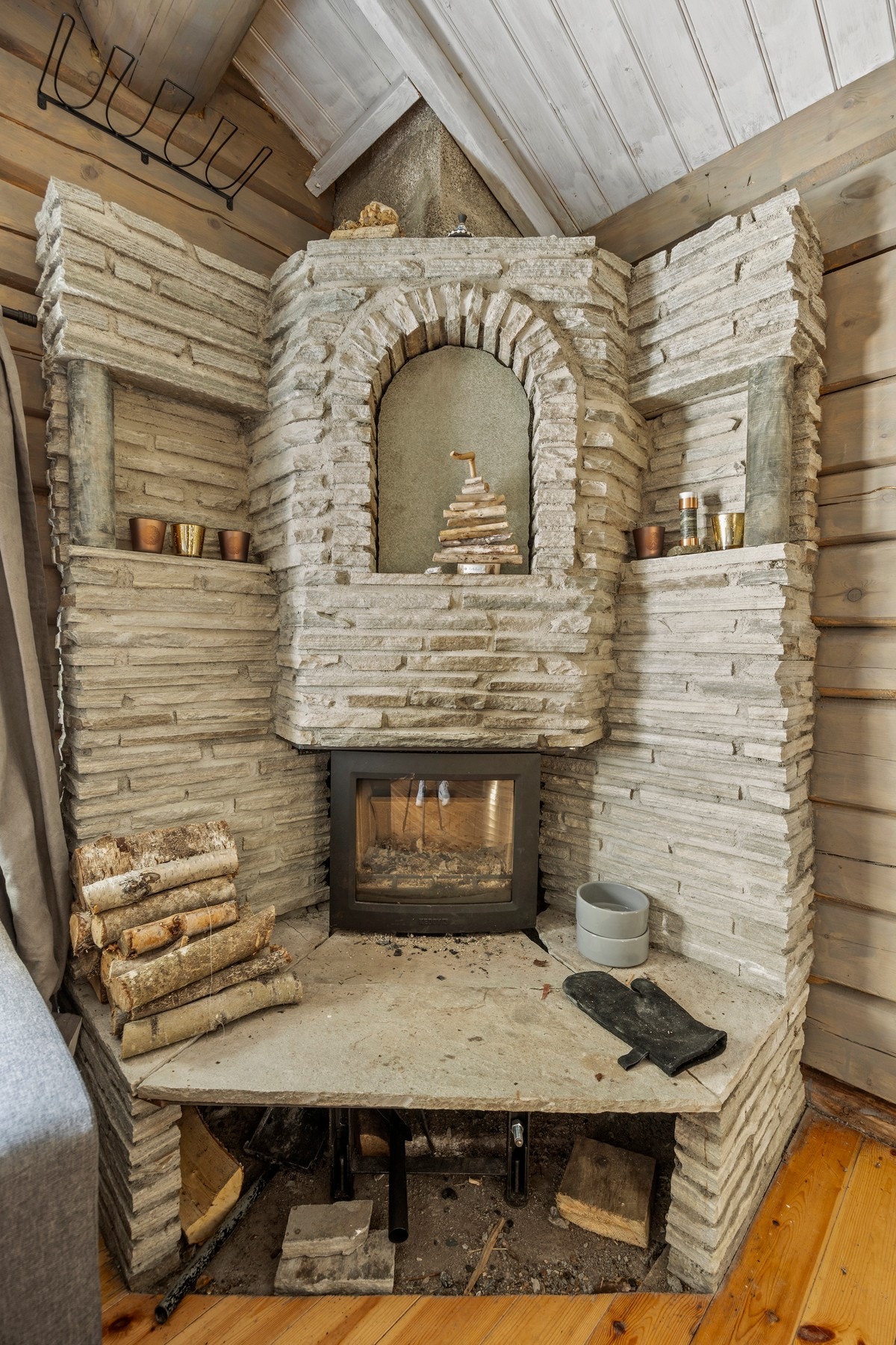 Det ble satt inn nytt ildsted i 2023/2024 (jfr. rapport fra Brannvesenet Midt IKS) Galleribilde