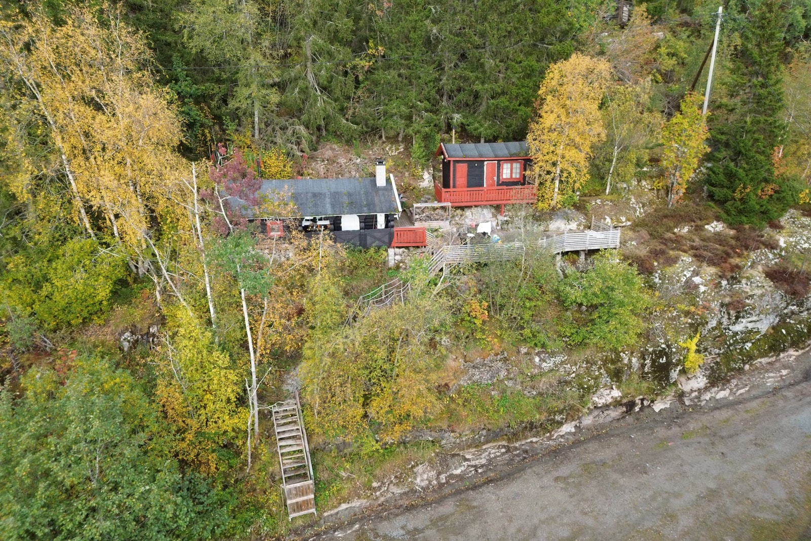 Sti- og trappeadkomst ca 40 m fra bilparkering (både fra øvre og nedre side av hytta). Galleribilde