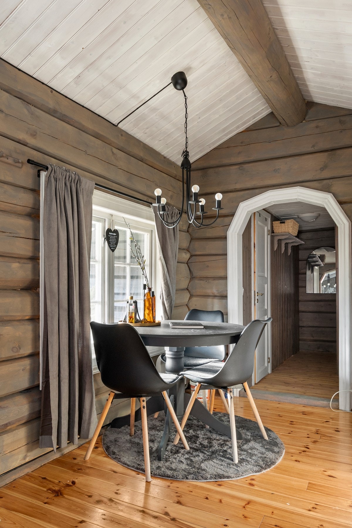 Spisebordet er plassert i naturlig tilknytning til kjøkkenet Galleribilde