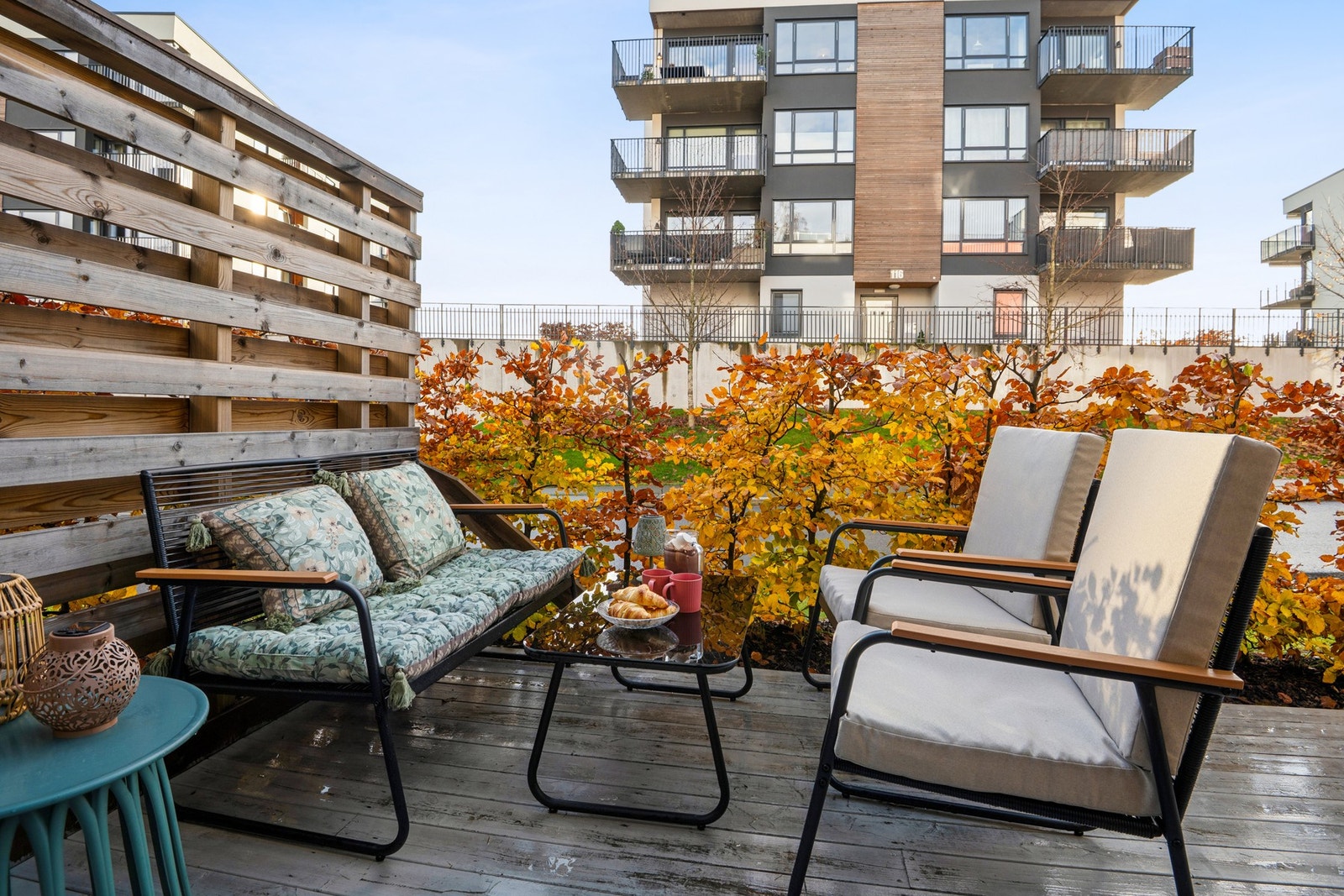 Et flott uteområde som gir gode muligheter for både avslapning og sosiale sammenkomster i sommerhalvåret. Galleribilde